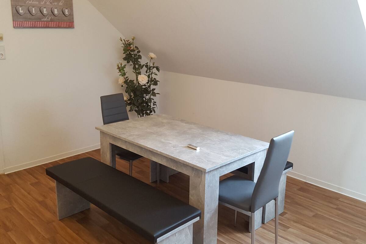 Superior-Apartment (incl. cleaning fee 59 EUR) | Essbereich im Zimmer