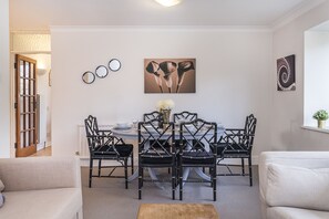 Apartamento, 2 quartos | Opções para refeição no quarto