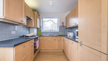 Apartment, 2 Bedrooms | Private kitchen | Fridge, microwave, oven, stovetop