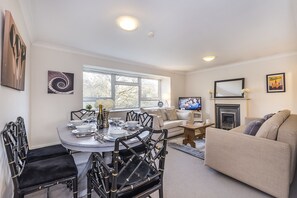 Apartamento, 2 quartos | Sala de estar | TV de plasma, Netflix