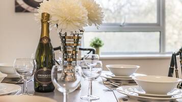 Apartment, 2 Bedrooms | In-room dining