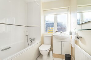 House, 5 Bedrooms | Bathroom | Separate tub and shower, free toiletries, hair dryer, towels - Cosy 4 bedroom house (Redhill)