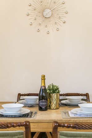 House, 5 Bedrooms | In-room dining