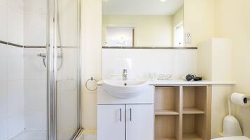 House, 5 Bedrooms | Bathroom | Separate bathtub and shower, free toiletries, hair dryer, towels