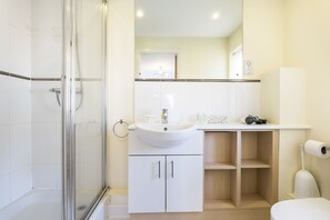 Hus - 5 soveværelser | Badeværelse | Separat badekar og bruser, gratis toiletartikler, hårtørrer, håndklæder