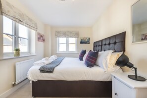 House, 5 Bedrooms | Iron/ironing board, free WiFi, bed sheets - Cosy 4 bedroom house (Redhill)