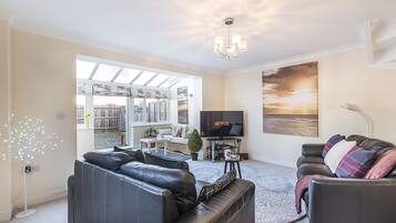 House, 5 Bedrooms | Living room | Plasma TV, Netflix