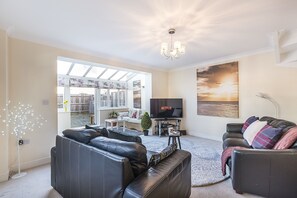 House, 5 Bedrooms | Living room