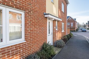 Exterior - Cosy 4 bedroom house (Redhill)