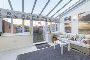 House, 5 Bedrooms | Terrace/patio - Cosy 4 bedroom house (Redhill)