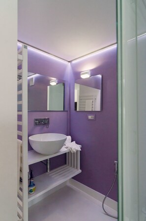 Deluxe Triple Room | Bathroom | Shower, hydromassage showerhead, eco-friendly toiletries, hair dryer - Ravello In (Ravello)