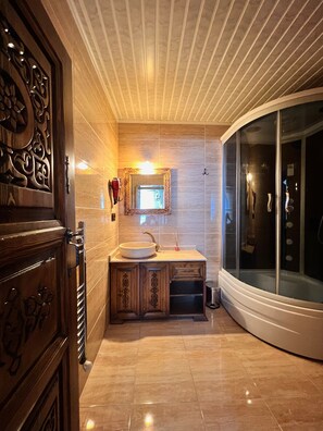 Shower, free toiletries, hair dryer, slippers - Grape Village House (Ürgüp)