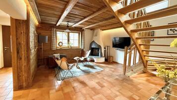 Nhà gỗ Superior, nhiều giường | Khu phòng khách | TV màn hình phẳng