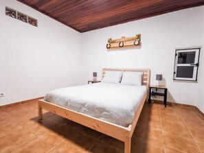 3 bedrooms, desk, iron/ironing board, WiFi