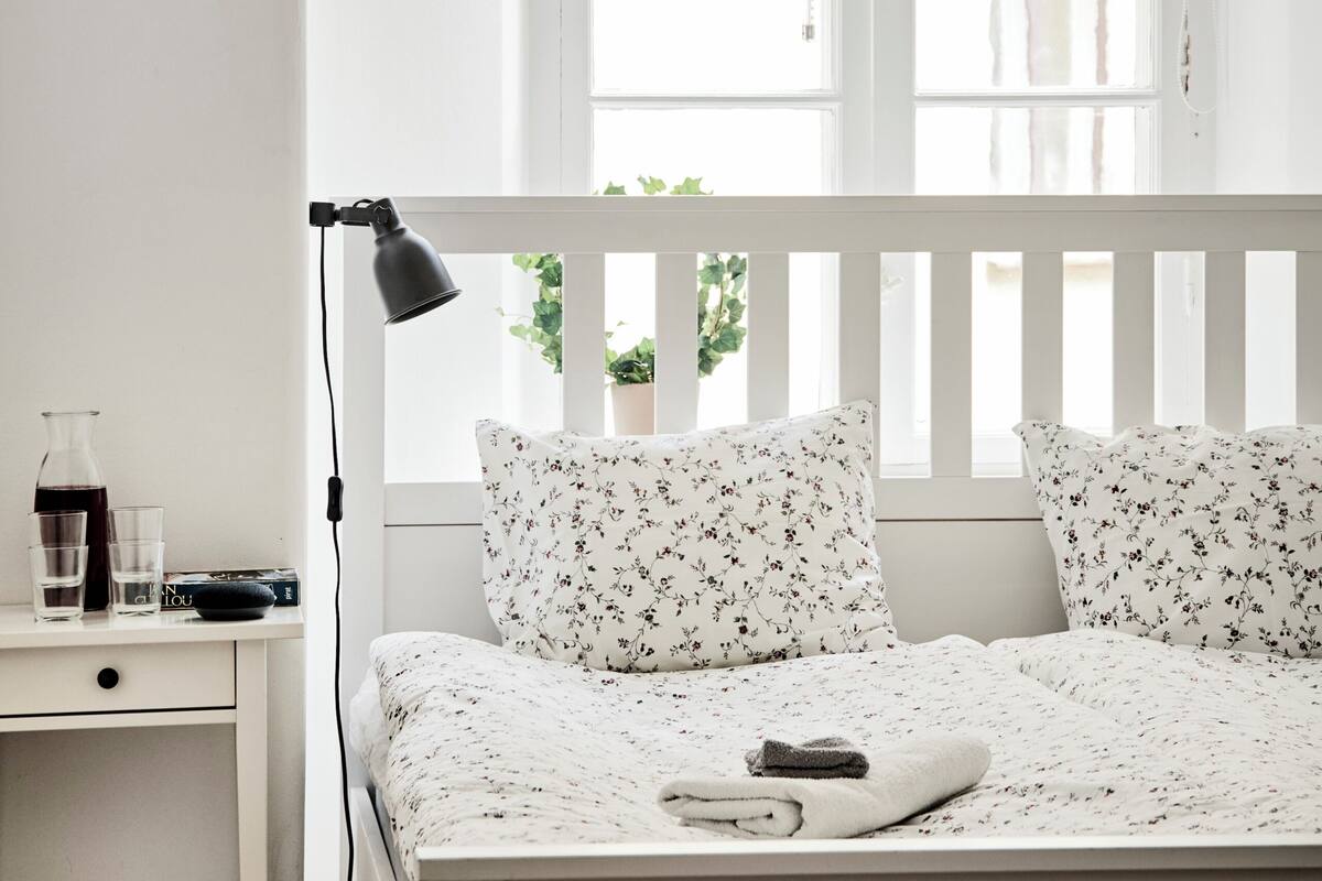 Kamar Ekonomi | Meja kerja, ruang kerja ramah laptop, dan setrika/meja setrika