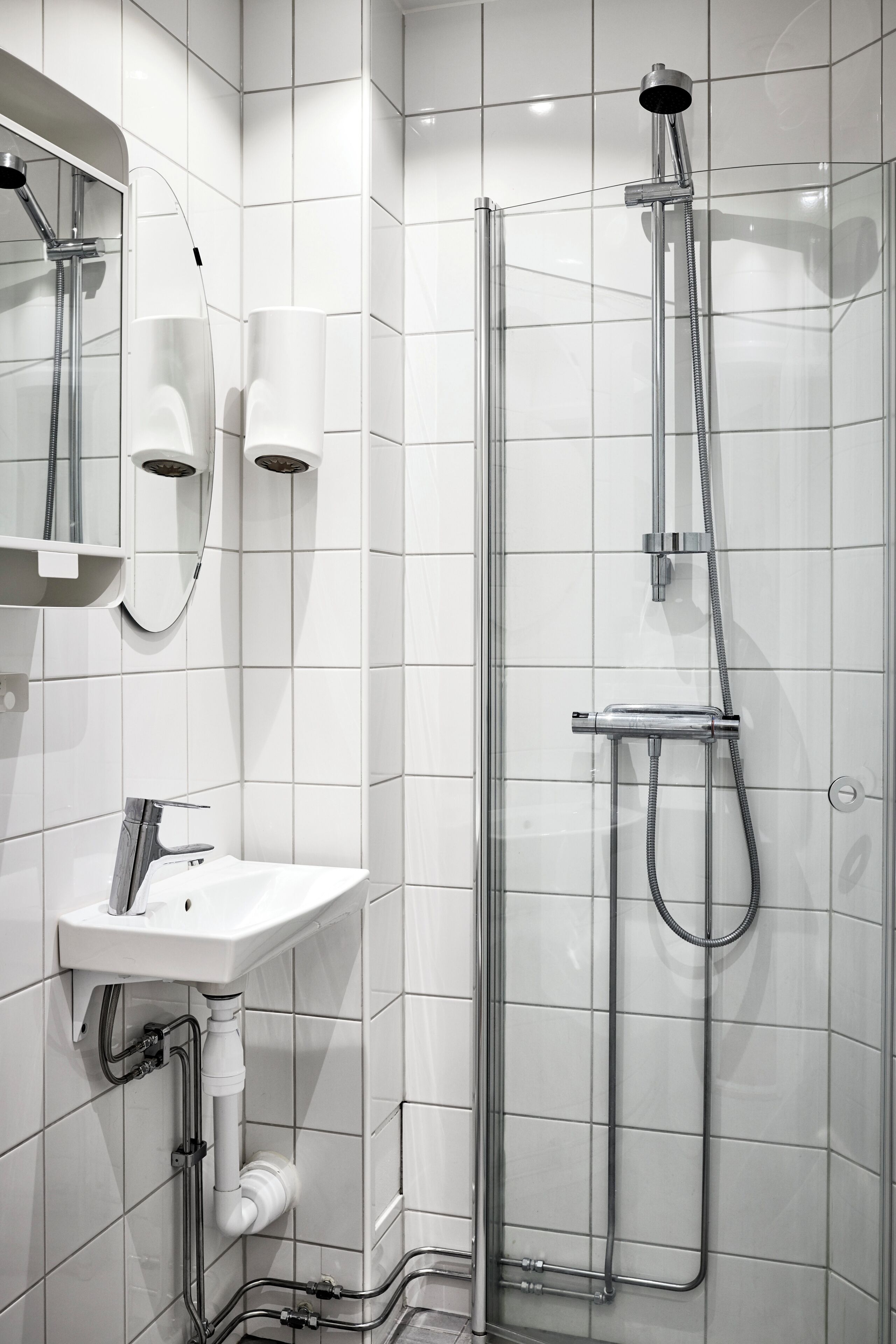 Shower, perlengkapan mandi gratis, pengering rambut, dan handuk