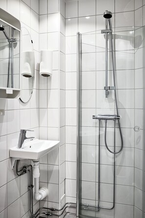 Shower, free toiletries, hair dryer, towels - OW, by A&J - Family & Car & Dog - Liseberg & Avenue! (Gothenburg)