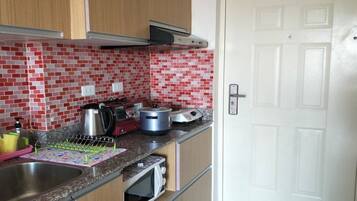 Køleskab, mikrobølgeovn, kogeplade, elkedel