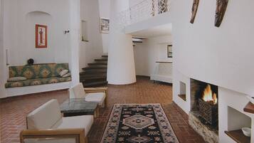 Nhà, 2 phòng ngủ | Khu phòng khách | TV