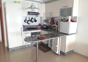 Kühlschrank, Ofen, Herdplatte, Kochgeschirr/Geschirr/Besteck