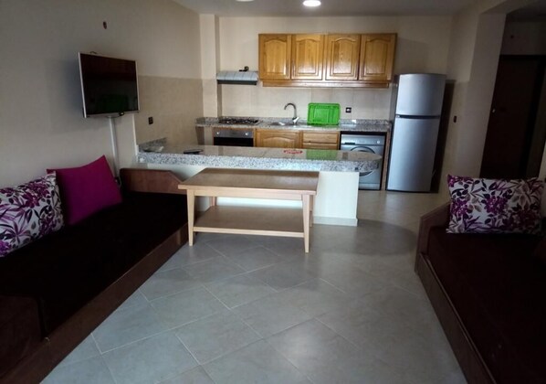 Refrigerador, horno, parrilla de estufa y utensilios de cocina