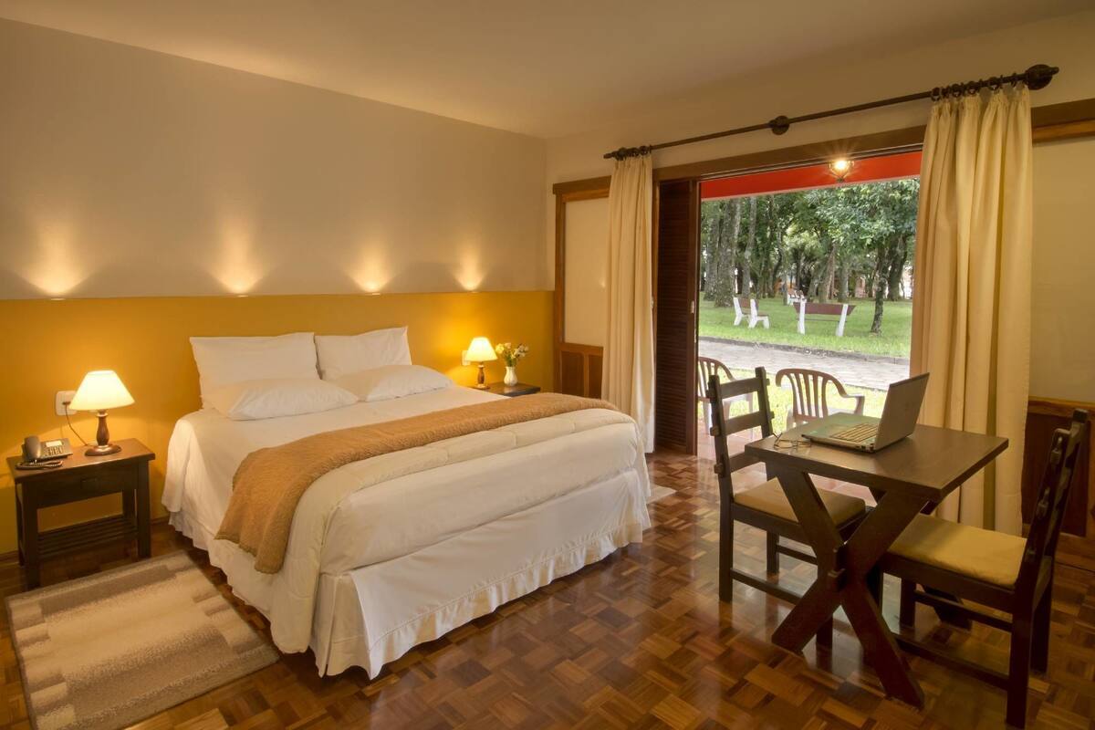 Deluxe Room | Meja, seterika/papan seterika, Wi-fi percuma, cadar katil 