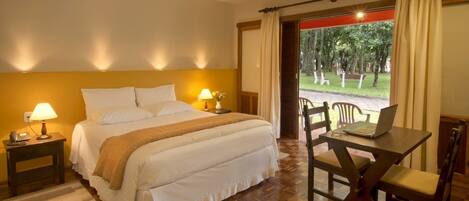 Bureau, fer et planche à repasser, Wi-Fi gratuit, draps fournis