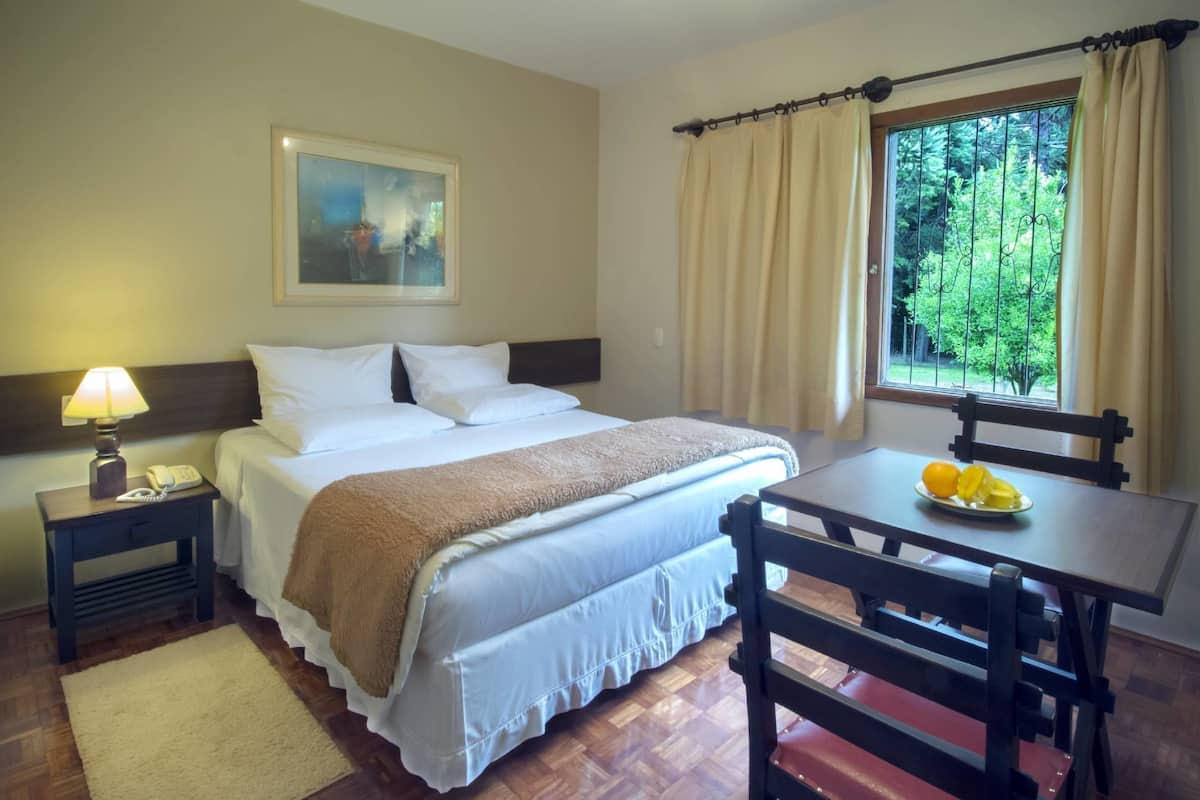 Chambre Tradition | Bureau, fer et planche Ă repasser, Wi-Fi gratuit, draps fournis