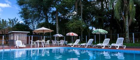 Una piscina al aire libre