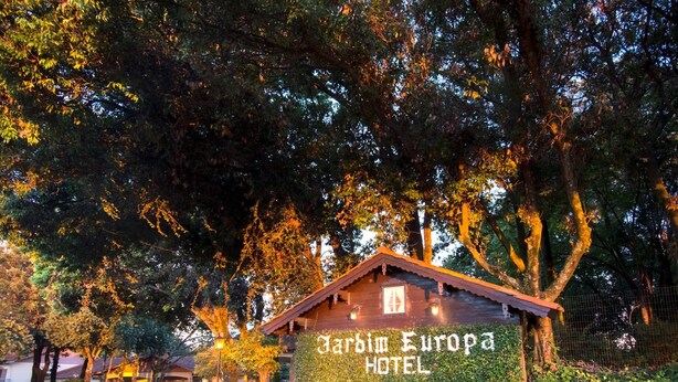 A wooden building with a sign reading "Jardim Europa Hotel".