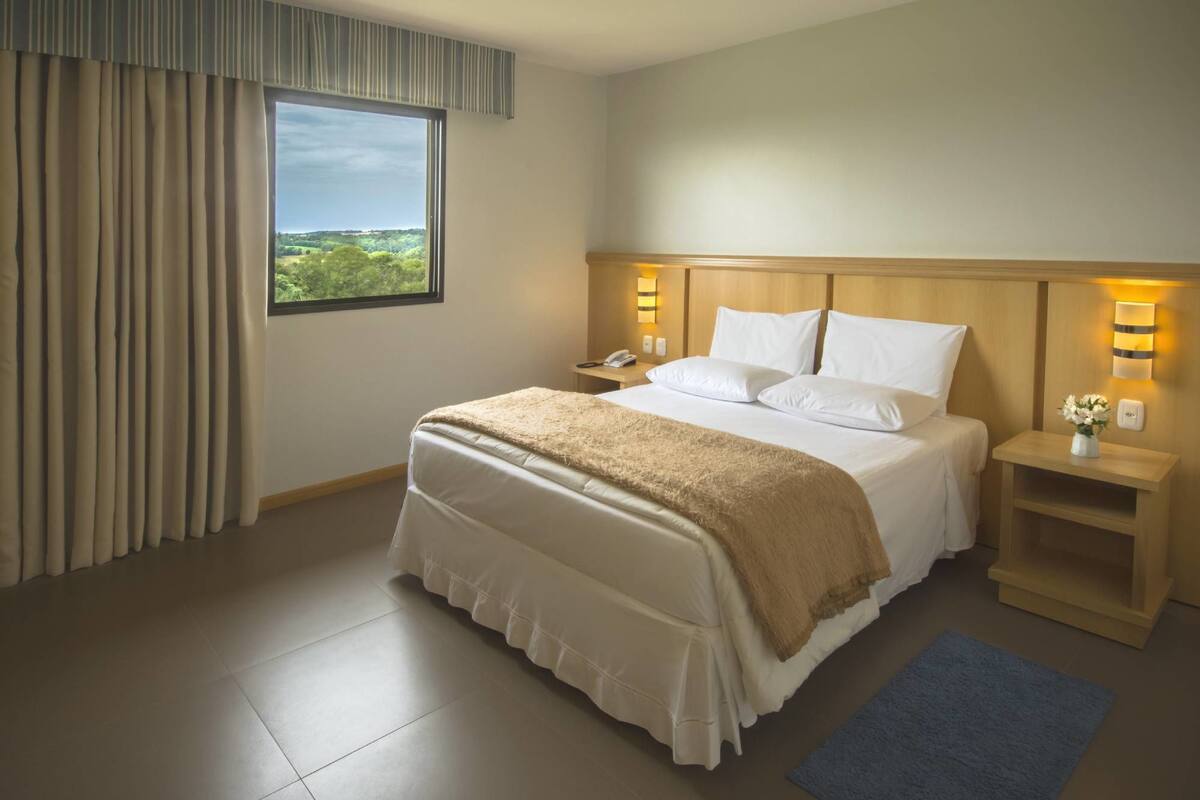 Executive Room | Meja, seterika/papan seterika, Wi-fi percuma, cadar katil 