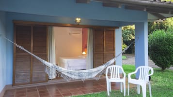 Escritorio, tabla de planchar con plancha, wifi gratis y ropa de cama