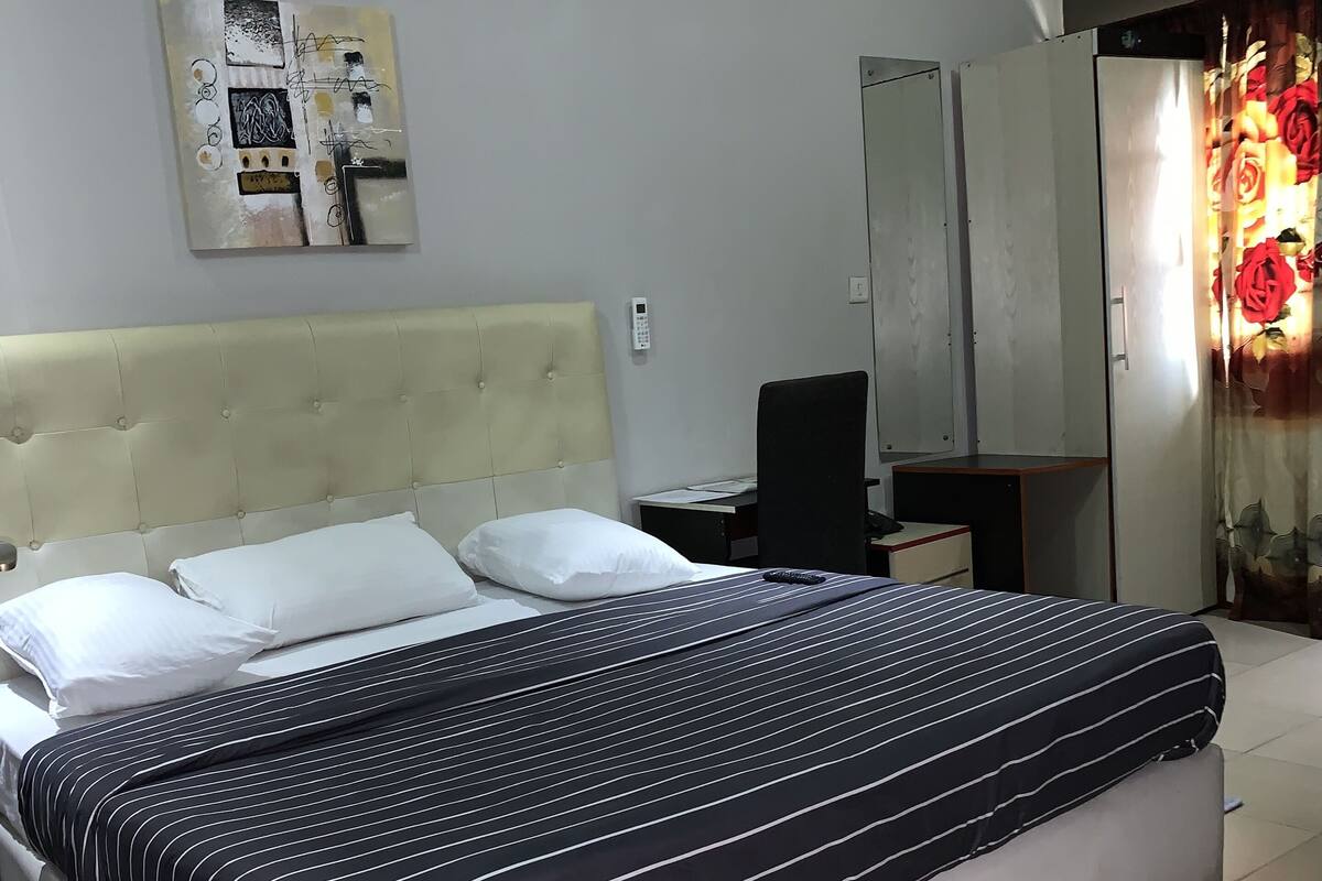 Quarto casal executivo, 1 cama Queen | Escrivaninha, quartos à prova de som, Wi-Fi de cortesia, roupa de cama