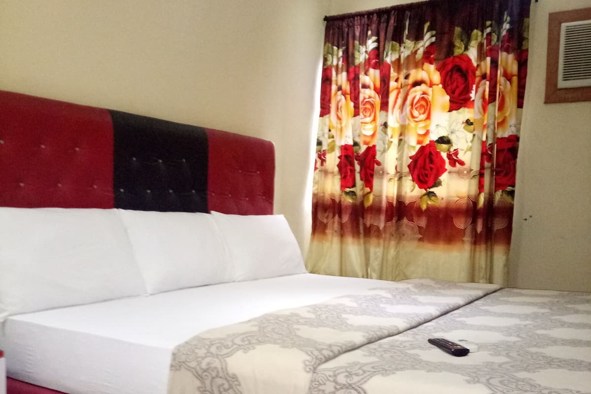 Quarto duplo superior, 1 cama King | Escrivaninha, quartos à prova de som, Wi-Fi de cortesia, roupa de cama