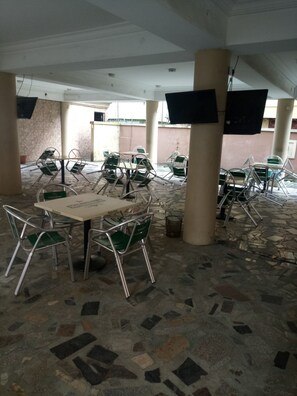Breakfast, lunch and dinner served - Pulville Boulevard (Lagos)