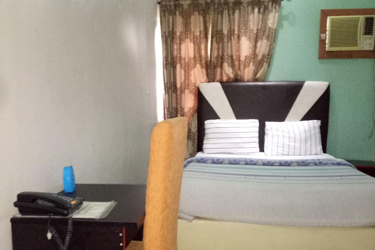Quarto luxo | Escrivaninha, quartos à prova de som, Wi-Fi de cortesia, roupa de cama