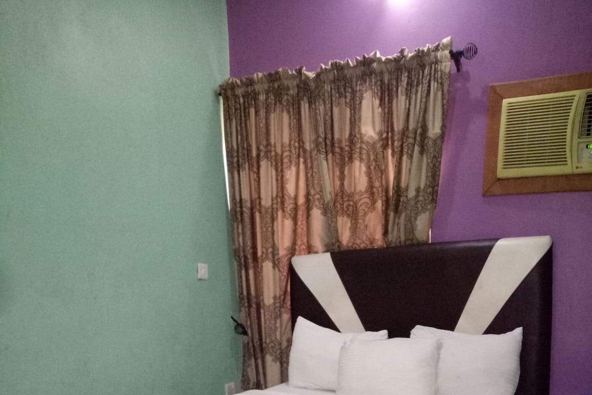 Quarto econômico | Escrivaninha, quartos à prova de som, Wi-Fi de cortesia, roupa de cama