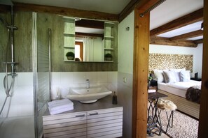 Departamento, 3 habitaciones (1. OG) | Baño | Tina con regadera, amenidades de baño gratuitas, secadora de cabello 