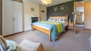 Ein Schlafzimmer mit Bett, Kleiderschrank und einem 'WOW!'-Schild an der Wand.