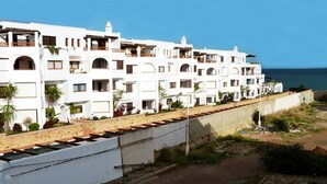 A white multi-story hotel with balconies and a view of the sea. - Residence Playa del Pacha Mdiq 3407 (Mdiq)
