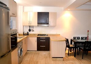 ثلاجة، ميكروويف، فرن، موقد طهي مسطح