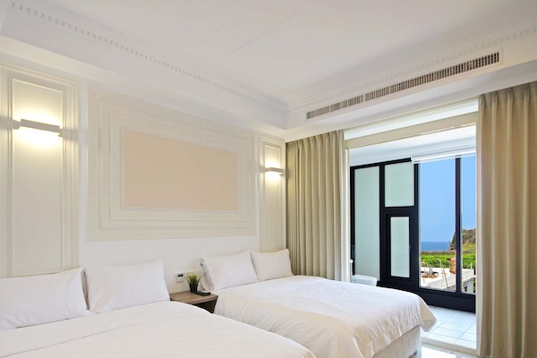 Quarto quádruplo standard, 2 camas Queen, vista para o mar | Cortinas blackout, roupa de cama