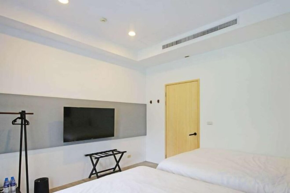 Blackout drapes, bed sheets