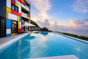 Piscina con borde infinito