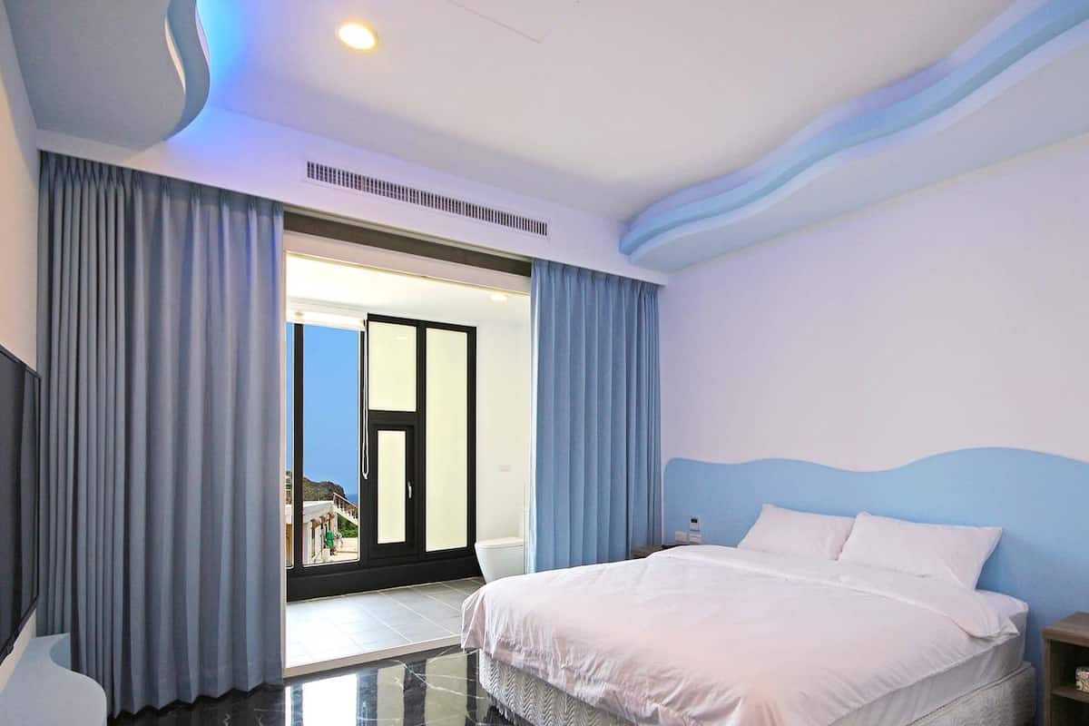 Standard Double Room, 1 King Bed, Ocean View | Blackout drapes, bed sheets