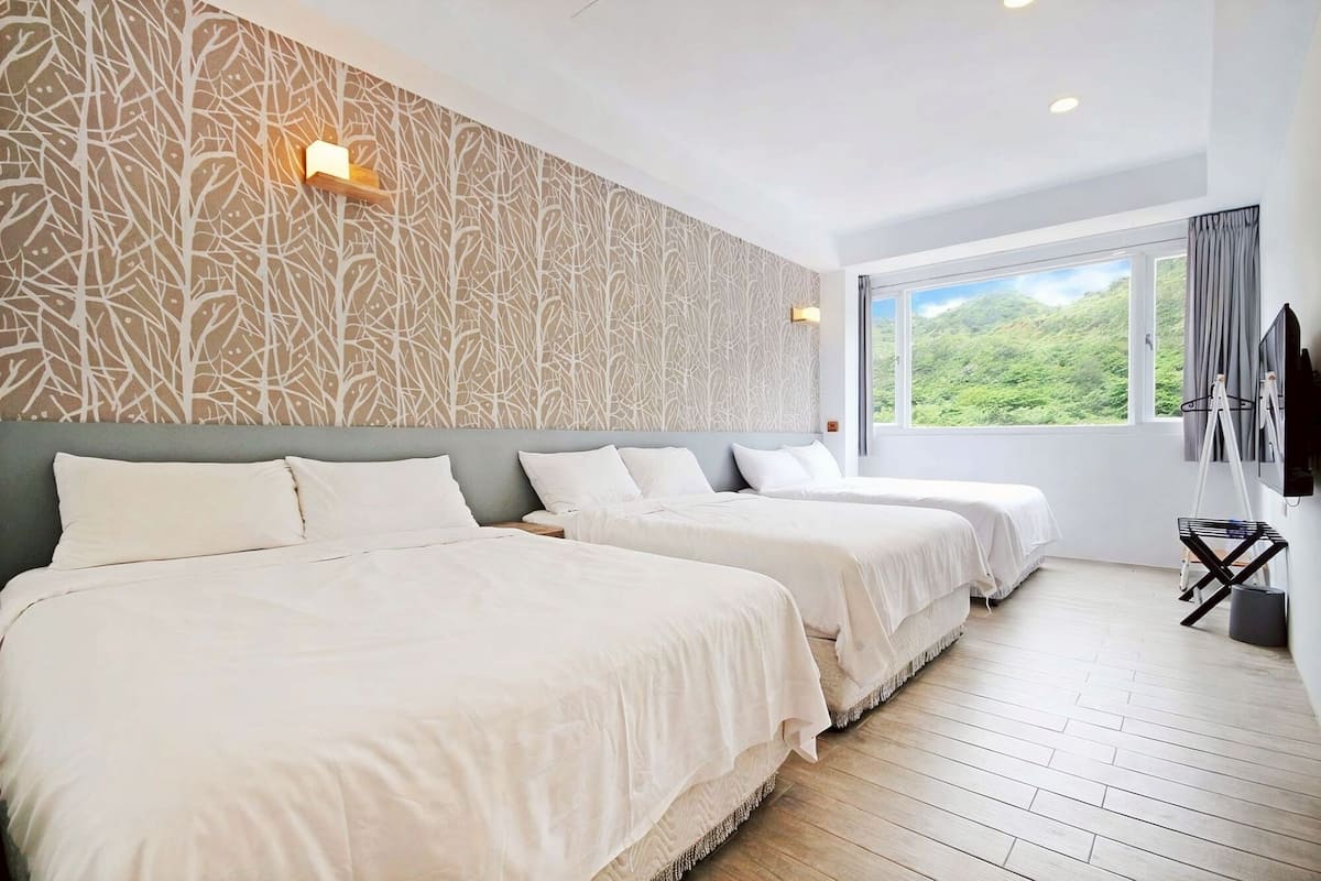 Family Suite, Multiple Beds, Mountain View | Blackout drapes, bed sheets