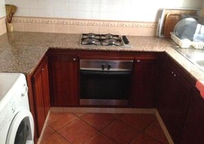 Fridge, oven, stovetop, cookware/dishes/utensils