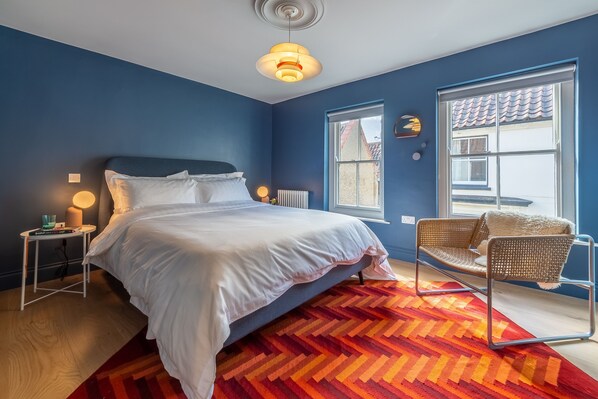 4 bedrooms, internet, bed sheets