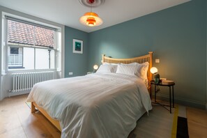 4 bedrooms, internet, bed sheets