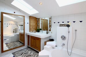 Apartment, 3 Bedrooms, Mountain View | Bathroom | Separate tub and shower, free toiletries, hair dryer, towels